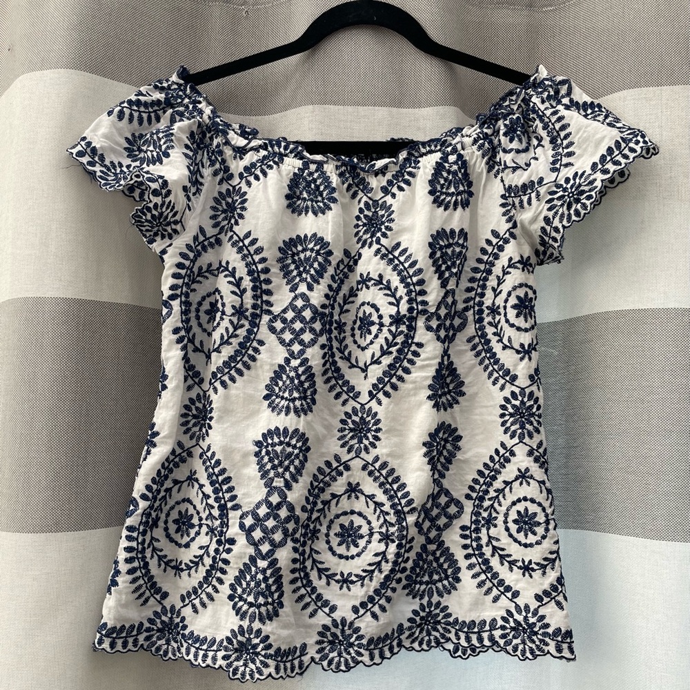 Size M, can go off the shoulders or on